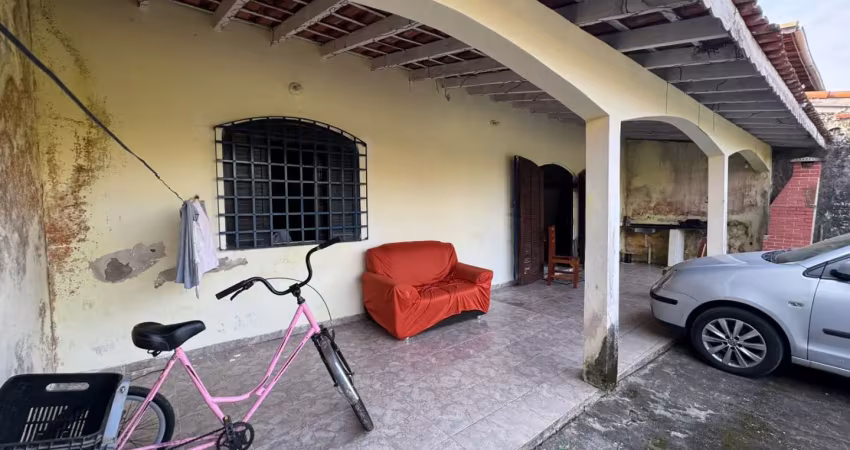 Casa no jardim grandesp em itanhaém, lado praia a 1000m do mar com 01 suíte, ampla área gourmet e vaga para 08 automóveis