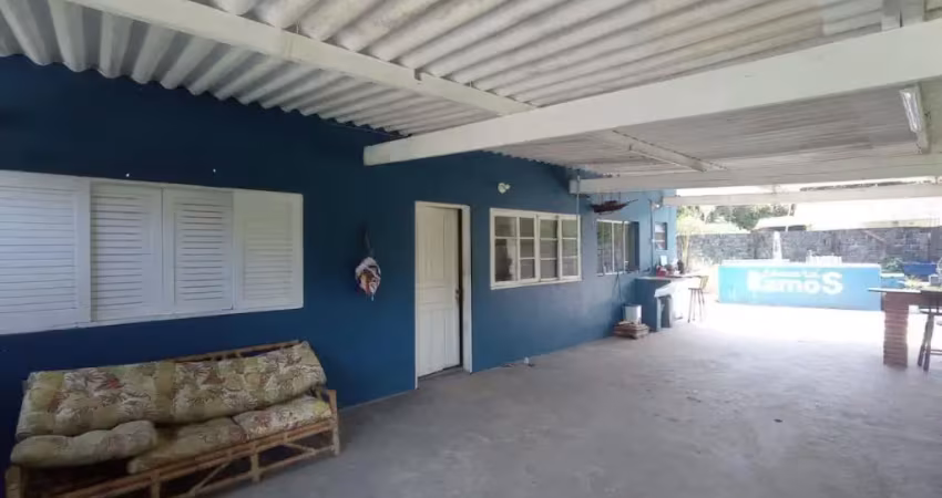 Casa na praia com piscina e 2 quartos em itanhaém por r$ 170.000,00