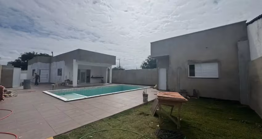 Casa na praia com 3 quartos em peruíbe por r$ 720.000,00