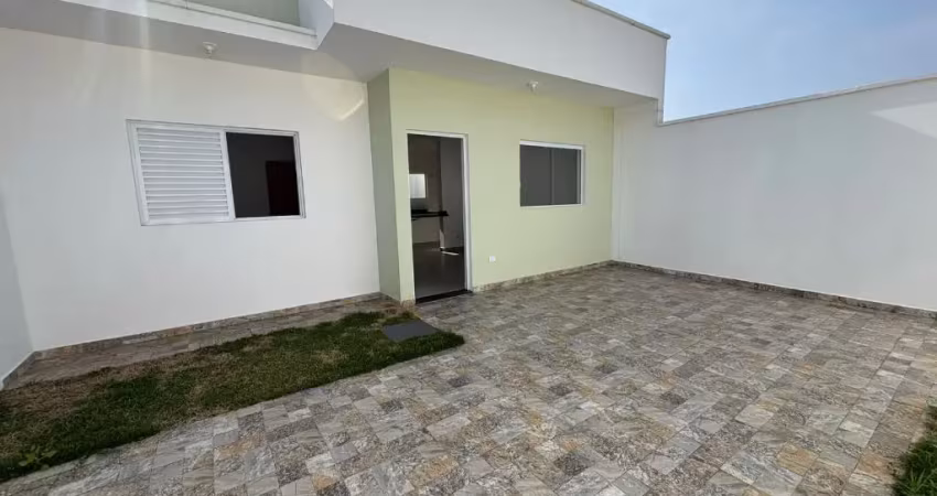 Casa no bairro maria helena novaes em peruíbe, lado praia a 400m do mar, com 3 dormitórios (1 suíte) e escritura aceita financiamento.