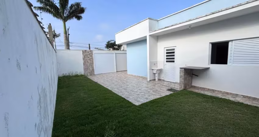 Casa no bairro maria helena novaes em peruíbe, a 500m da praia, com 2 dormitórios (1 suíte), amplo quintal e escritura aceita financiamento