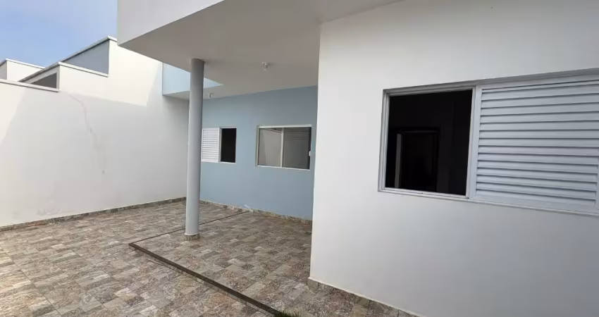 Casa no bairro maria helena novaes em peruíbe, a 400m da praia, com 2 dormitórios (1 suíte) e escritura aceita financiamento