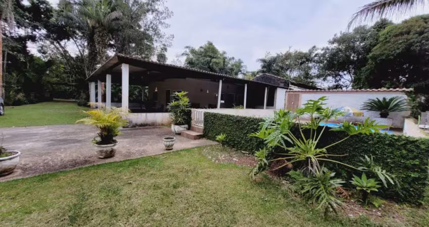 Chácara no bairro armando cunha em peruíbe – 2.500m² com piscina, lago, espaço gourmet, árvores frutíferas e vaga para 10 carros