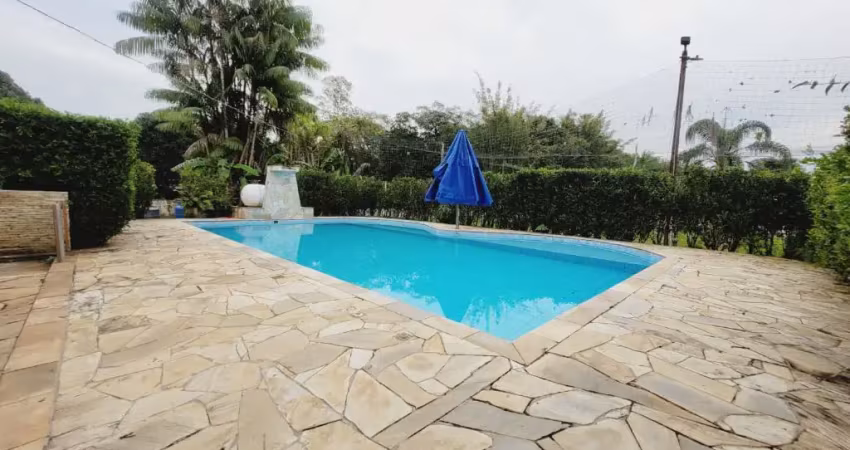 Chácara no bairro armando cunha em peruíbe – 2.500m² de terreno, 420m² construídos, 4 dormitórios (2 suítes), piscina, espaço gourmet, jardim com árvores frutíferas e vaga para 10 carros – aceita auto