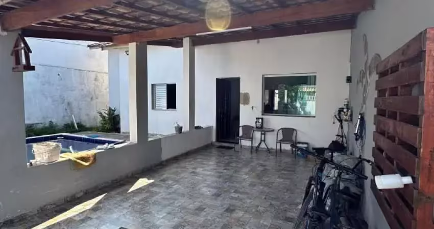 Casa na praia em peruíbe com piscina e área gourmet por r$ 350.000,00