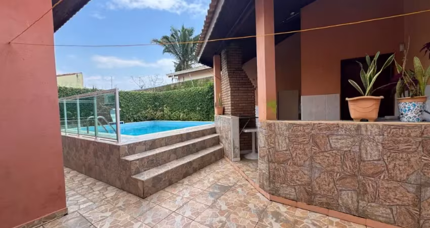 Casa em peruíbe – 3 suítes, piscina, área gourmet e a 500m da praia!