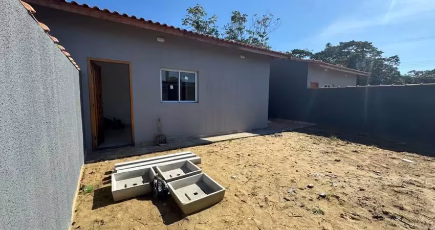 Casa com 2 quartos e espaço para piscina em itanhaém.