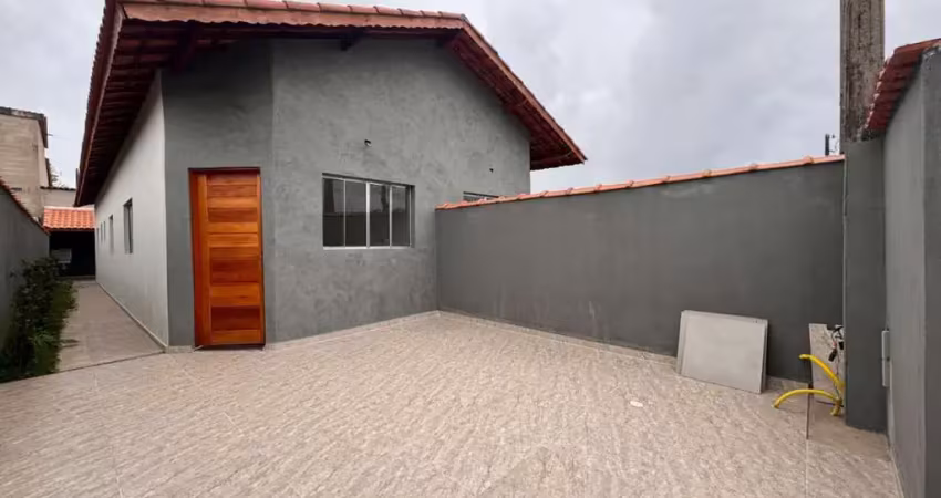 Casa com 2 quartos, jardim e espaço gourmet em itanhaém.