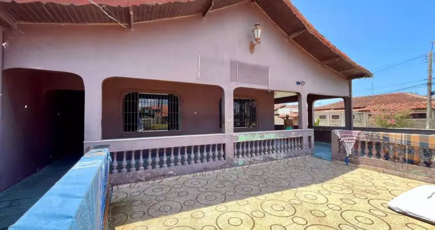 Casa na praia com 3 quartos, área gourmet e espaço para piscina em peruíbe.