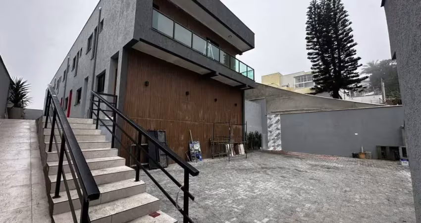 Casa frente mar com 2 quartos, piscina e churrasqueira em itanhaém.