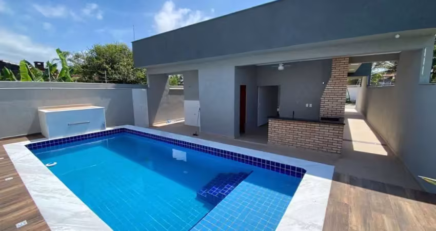Casa à 48m do mar com piscina e 3 quartos em itanhaém.