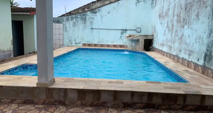 Casa com 3 quartos, piscina, churrasqueira e edícula em itanhaém.