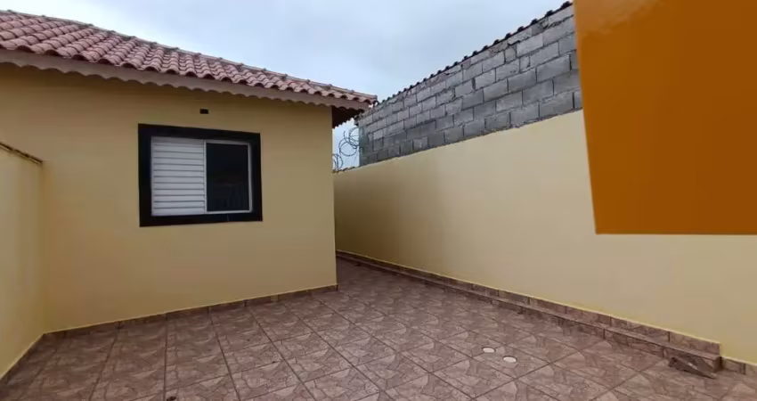 Casa com 2 quartos e espaço para piscina em itanhaém.