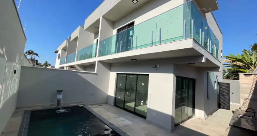 Casa na praia com 2 quartos, piscina e churrasqueira em itanhaém.