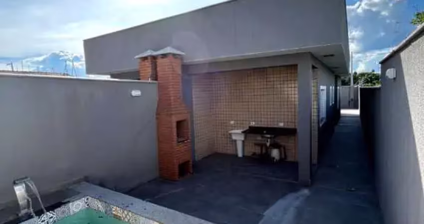 Casa com 2 quartos, piscina e churrasqueira em itanhaém.