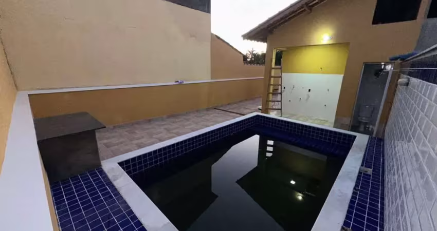 Casa com 2 quartos, piscina e área gourmet em itanhaém.