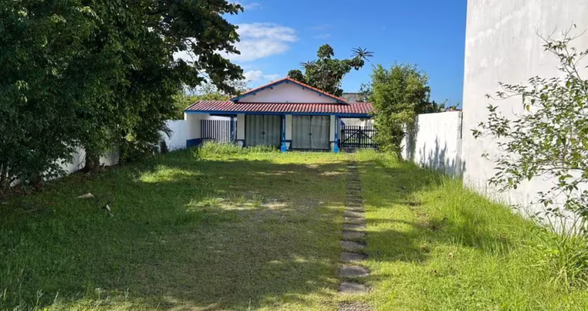 Casa com 2 quartos, espaço para piscina e jardim em itanhaém.