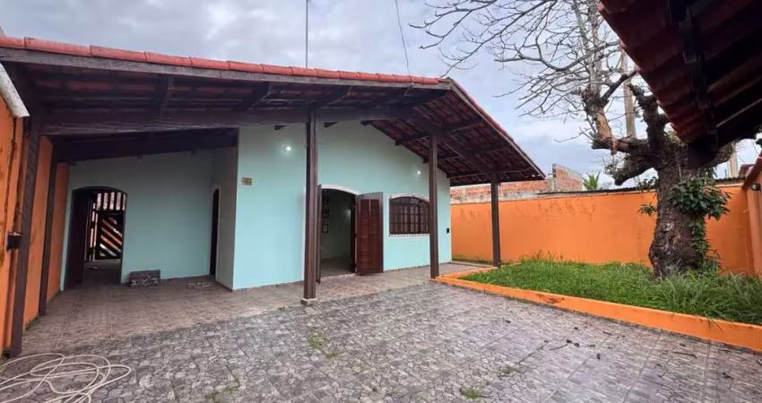 Casa com 2 quartos, churrasqueira, edícula e espaço para piscina em itanhaém.
