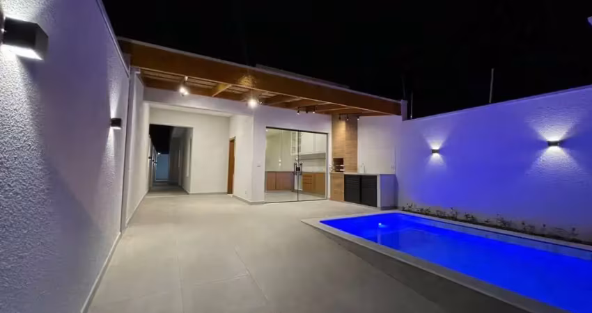Casa com piscina, 2 quartos e área gourmet em peruíbe.