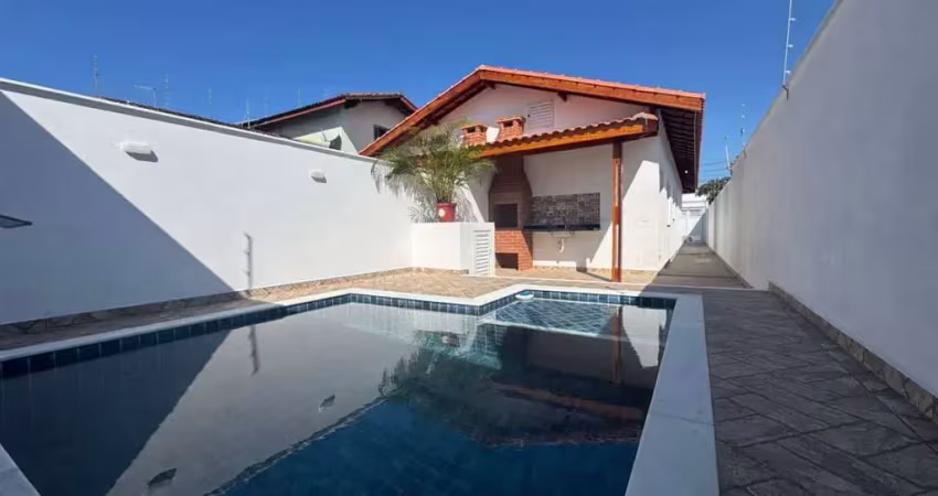 Casa na praia com piscina, 2 quartos e churrasqueira em itanhaém.