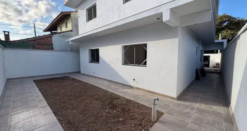 Casa com 2 quartos e espaço para piscina em peruíbe.
