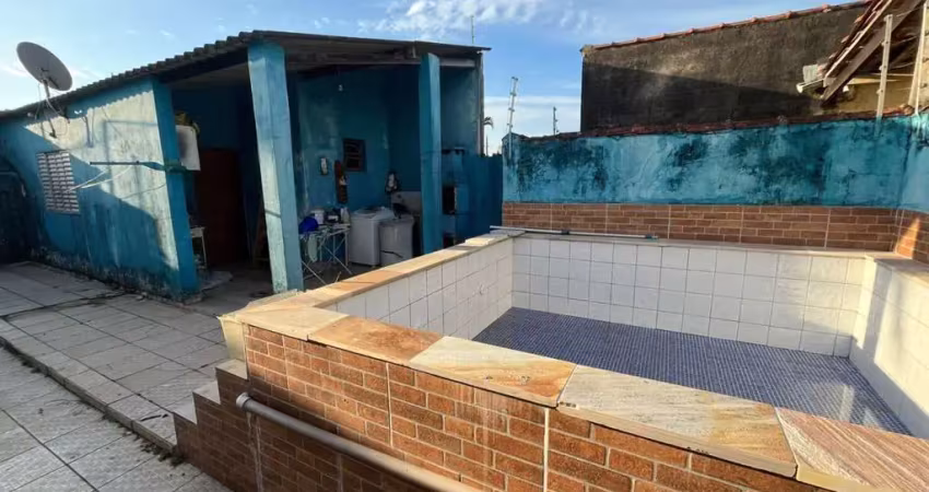 Casa à 160m do mar com 3 quartos, piscina e jardim em itanhaém.