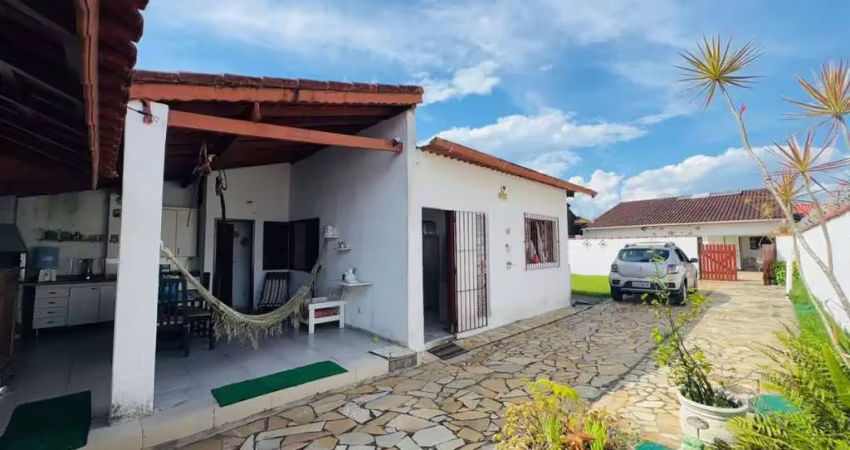 Casa na praia com 3 quartos, área gourmet e espaço para piscina em itanhaém.