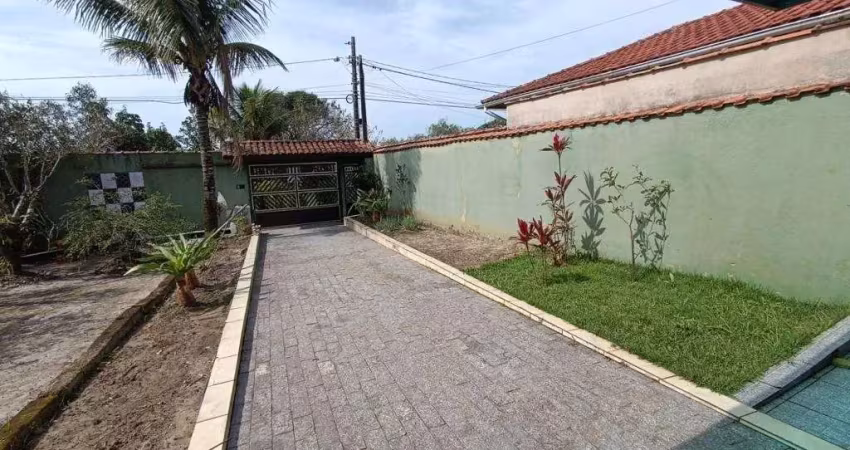 Casa com 4 quartos, espaço para piscina e jardim em itanhaém.