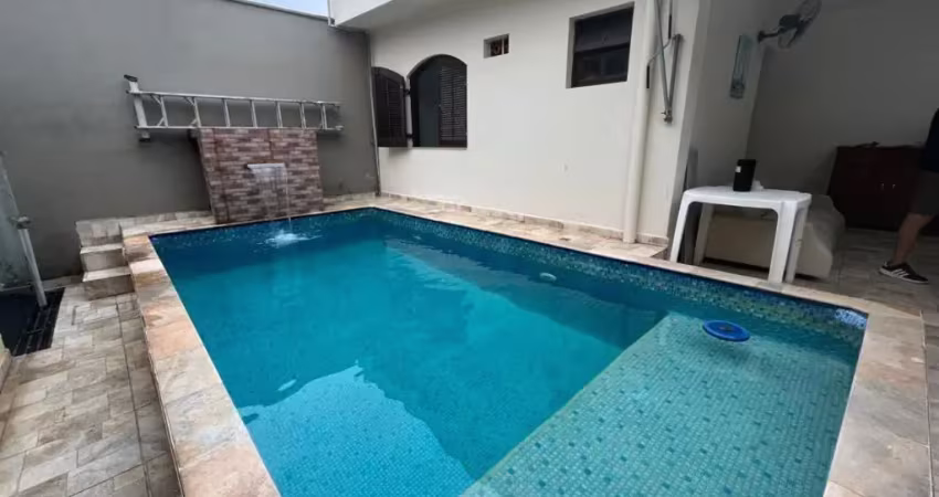 Casa com piscina, 3 quartos e churrasqueira em itanhaém.