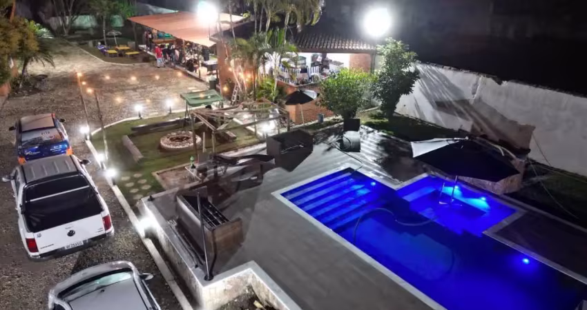 Chácara com piscina, 3 quartos, área gourmet e lago em itanhaém.