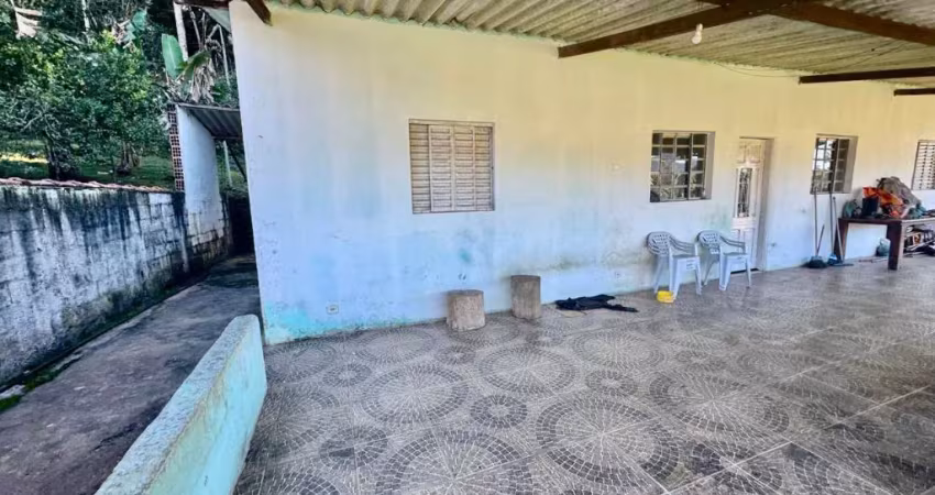 Chácara com espaço para piscina e jardim em peruíbe.