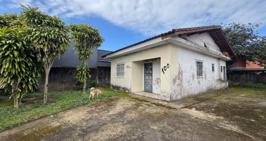 Casa com 3 quartos, espaço para piscina e jardim em itanhaém.