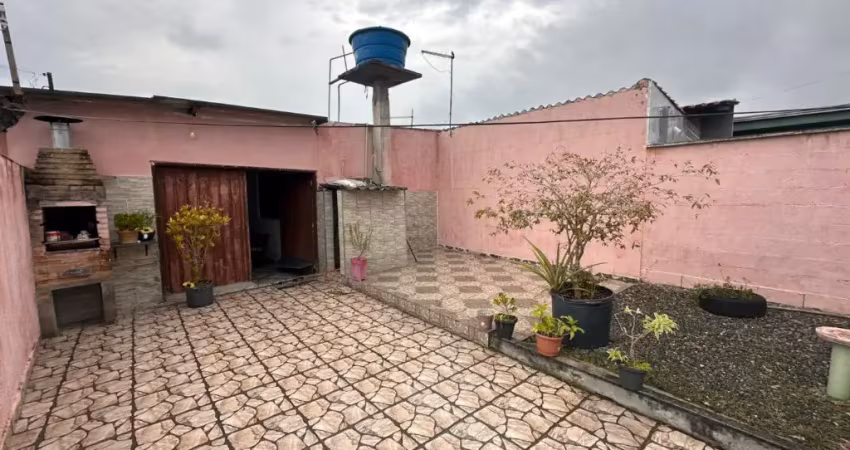Casa com 2 quartos, churrasqueira e espaço para piscina em itanhaém.