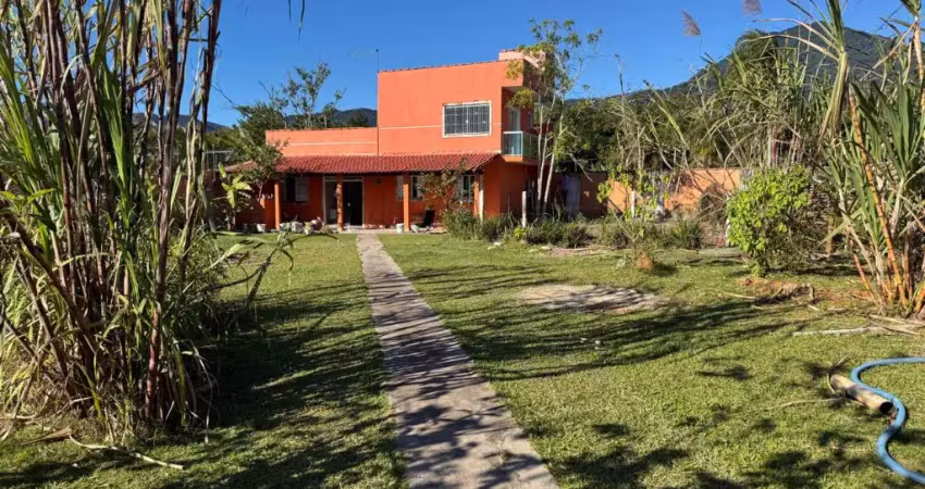 Chácara com piscina, 3 quartos e área gourmet com churrasqueira em peruíbe.
