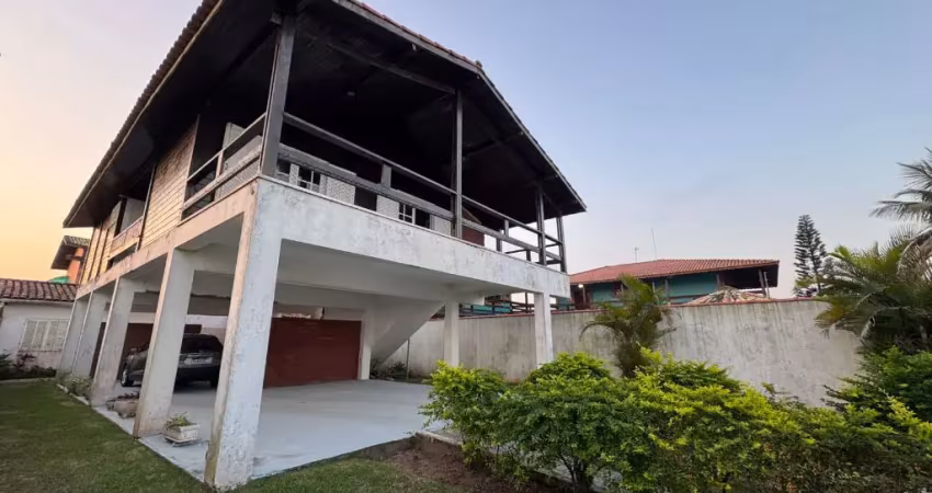 Casa frente mar com 4 quartos, piscina e área gourmet em itanhaém.