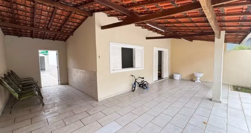 Casa com 3 quartos, churrasqueira e espaço para piscina em itanhaém.