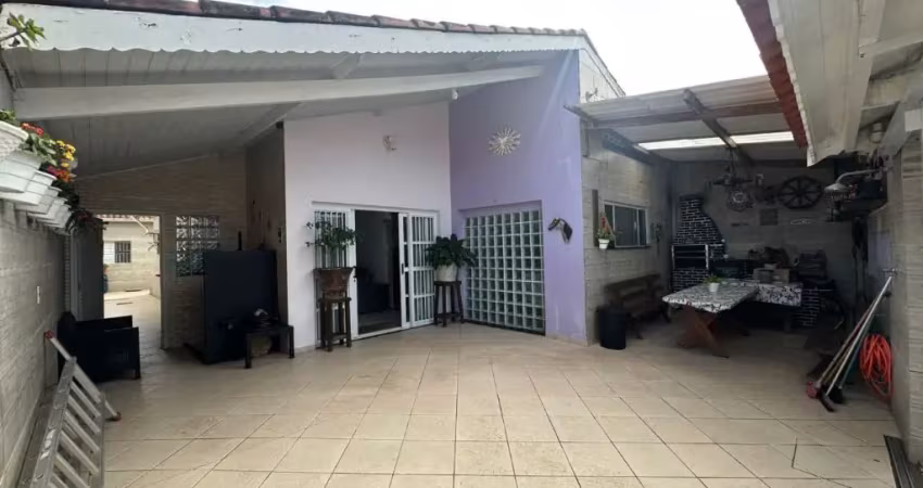 Casa na praia com 4 quartos, piscina e área gourmet em itanhaém.