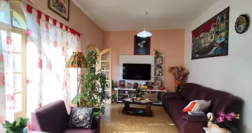 Casa com 2 quartos, piscina e churrasqueira em itanhaém.