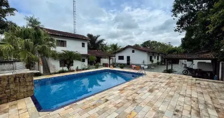 Chácara com 5 quartos, piscina e área gourmet em itanhaém.