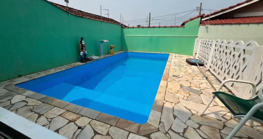 Casa à 50m do mar com piscina e 5 quartos em itanhaém.