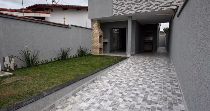 Casa com 2 quartos e área gourmet com churrasqueira em peruíbe.