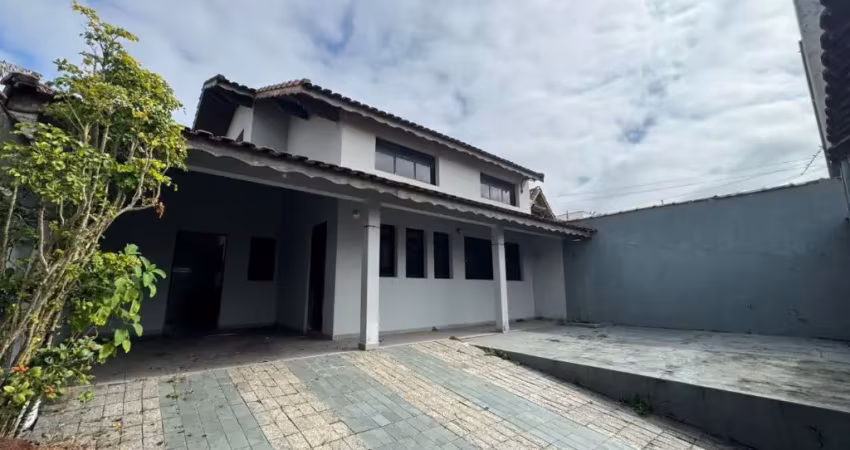 Casa à 50m do mar com 5 quartos e área gourmet em peruíbe - r$ 650.000,00.