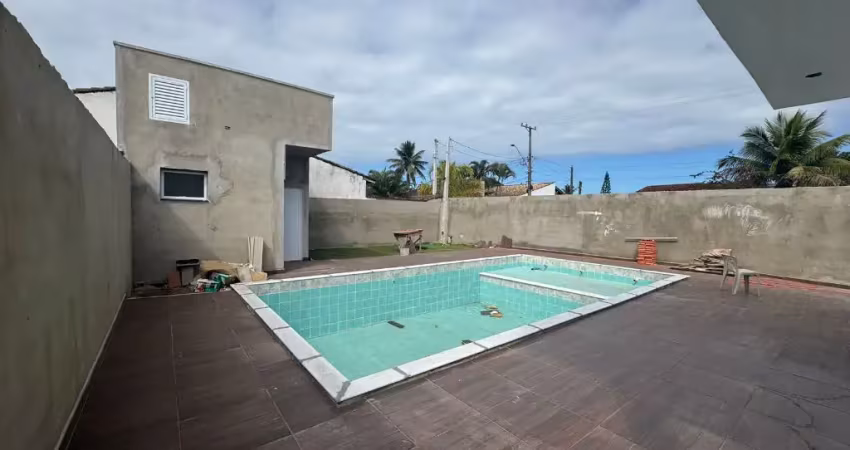 Casa na praia com 3 quartos e piscina em peruíbe - r$ 750.000,00.