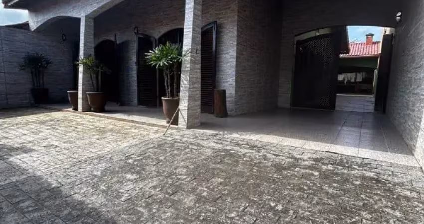 Casa à 100m do mar com 3 quartos, área gourmet e edícula em itanhaém.