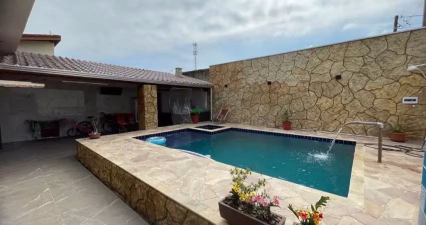 Casa na praia com 4 quartos, piscina e área gourmet em itanhaém.