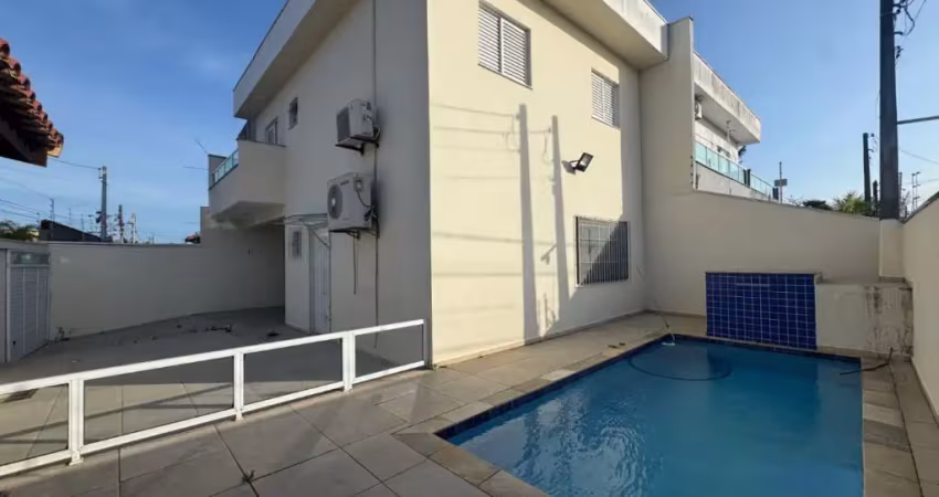 Casa na praia com 3 quartos, piscina e área gourmet em itanhaém.