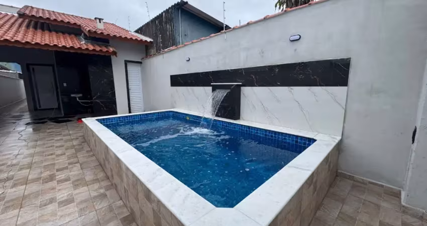 Casa com 2 quartos, piscina e churrasqueira em itanhaém.