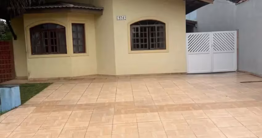 Casa com área de churrasco  e piscina, no bairro jardim são luiz
