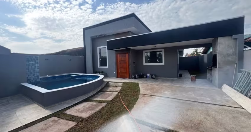 Casa com piscina e área gourmet à 470m do mar, no bairro jardim grandesp