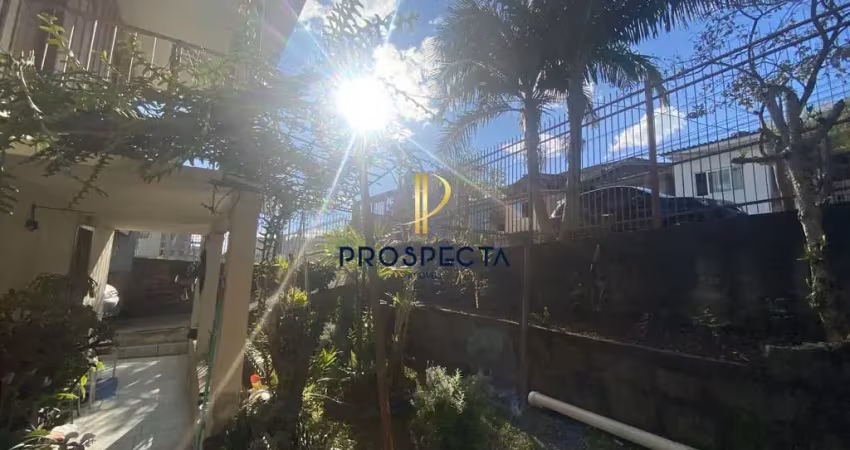 Casa mista com 03 dormitórios com pátio frente e fundos no bairro charqueadas em